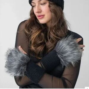 NWT New Adrienne Landau Black Faux Fur Fingerless Gloves/Wrist Warmers OS Winter